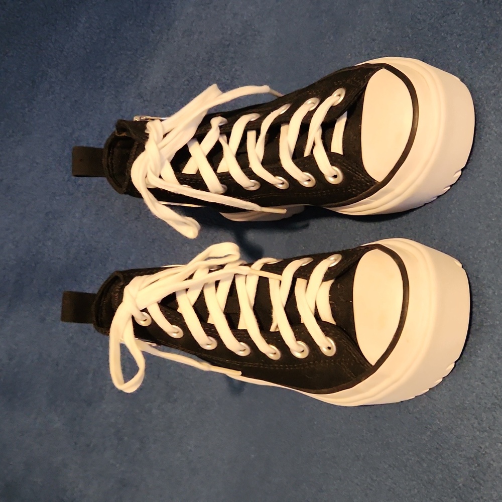 CONVERSE KIDS Black High-Top Sneakers with White Soles Size 2. - Picture 2 of 9